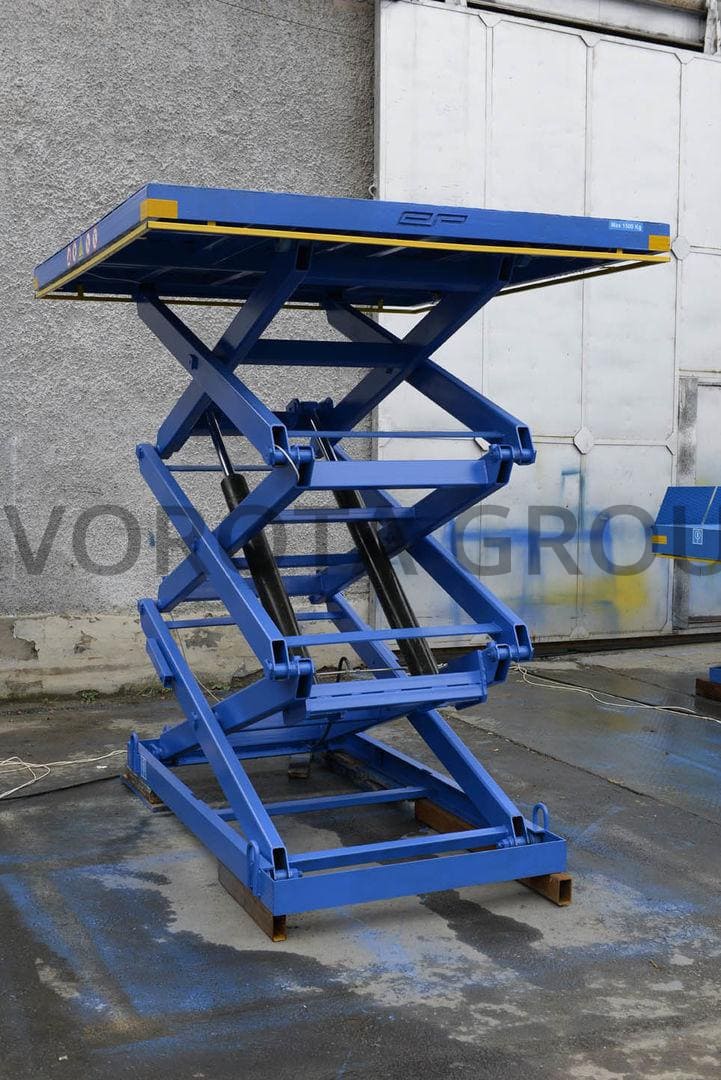 Подъемный стол DoorHan 800х2300 синего цвета