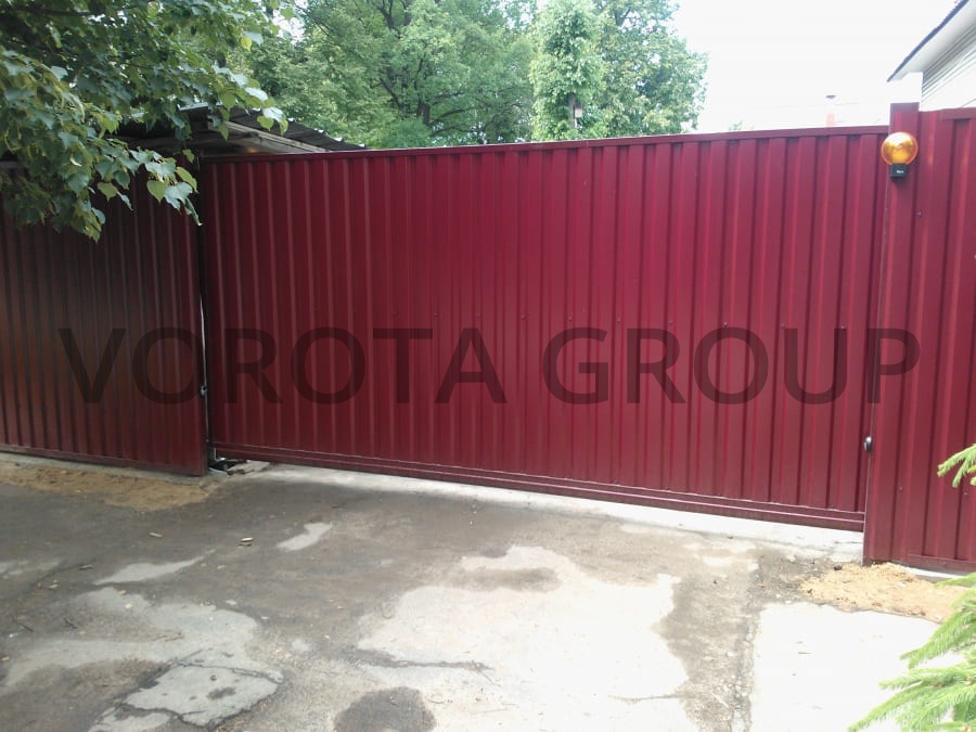 Автоматические откатные ворота Doorhan бордовые 1800х4800