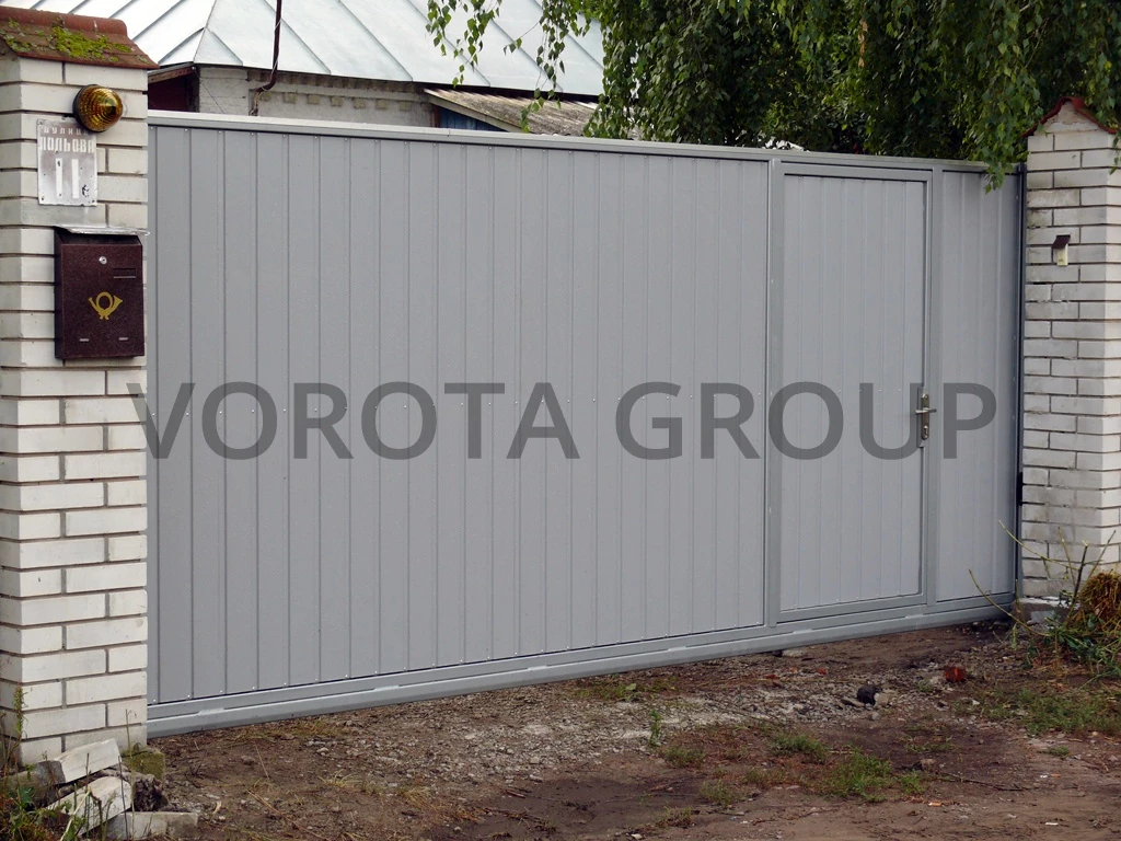 Откатные ворота с калиткой Alutech из серого профлиста 1850x3250
