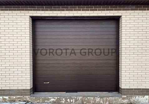 Подъемные гаражные ворота секционные Doorhan коричневые 2000x2250