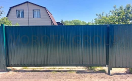 Ворота откатные ручные для дачи с калиткой зелёные
