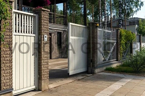 Автоматические откатные ворота Doorhan белые 2250х3000