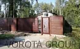 Откатные ворота с калиткой из сэндвич панелей для дачи